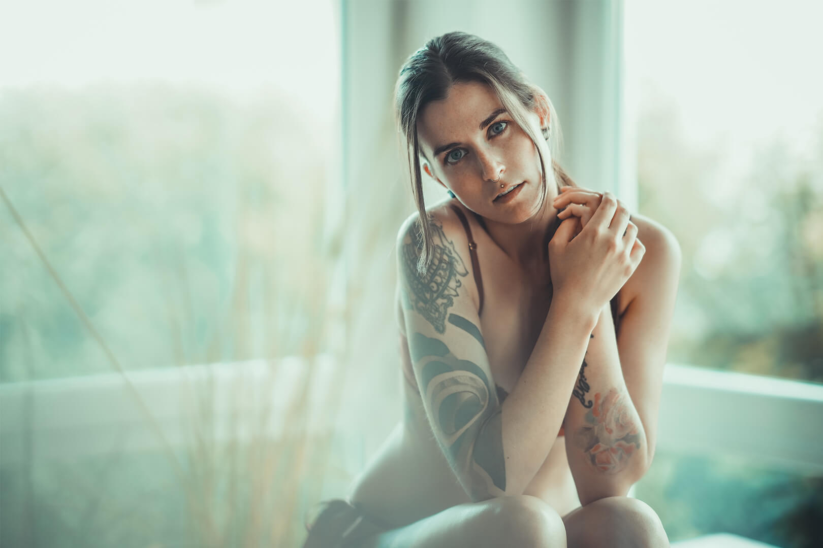 https://estellenowack.com/wp-content/uploads/2021/10/Estelle-Nowack-Tattoo-Model-Ravensburg-Oberschwaben-Ulm-Stuttgart-Muenchen-Portrait-Mode-Editorial-Lingerie-Boudoir-Teilakt-Akt-Kampagnen-Messehostess-Promotion-Harald-Heinrich-Elias-5.jpg